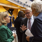 Calviño, Klaus Redling y Lagarde conversan ayer, en la reunión en Praga. MARTIN DIVISEK