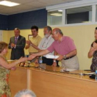 Entrega de los diplomas a los alumnos del curso anterior.