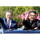 El presidente surcoreano, Moon Jae-in, y el líder norcoreano, Kim Jong-un, saludan desde un vehículo en Pionyang. PYONGYANG PRESS CORPS