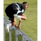 Robinho entrena su agilidad saltando una valla en la Ciudad Deportiva