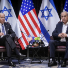 Joe Biden, ayer, junto a Benjamin Netanyahu en Tel Aviv. MIRIAM ALSTER