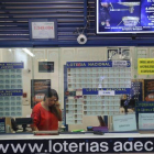 Administración de Lotería núm 1 del centro comercial Diagonal Mar. En la foto la trabajadora Valeria Álvarez.