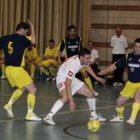 Omar corta el intento de pase del jugador visitante Michel, a la izquierda, sobre su compañero Dani