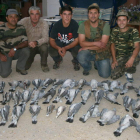 Un grupo de cazadores en la ribera del Torío.