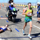 El escocés Hawkins, tendido en el asfalto, tras sufrir un colapso en el maratón disputado en Australia.