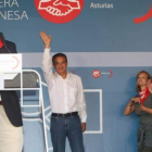 José Luis Rodríguez Zapatero saluda a los presentes en Rodiezmo, en la fiesta el año pasado.