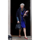 Theresa May a las puertas de Downey Street. FACUNDO AGUIRREZABALAGA