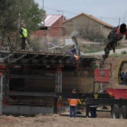 Una imagen del puente de hierro de Sopeña durante los trabajos de desmantelamiento