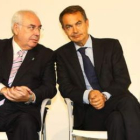 Areces y Zapatero, en el 2008; la FSA suma a Zapatero su lado en la línea de alta tensión.