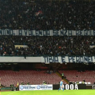 Pancarta mostrada en el estadio San Paolo de Nápoles donde se podía leer "Valentino, a Valencia sin reglas. Tíbia y Peroné"