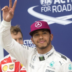 Lewis Hamilton saluda al público tras lograr la ''pole' en Canadá.