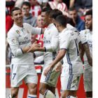 Los jugadores del Real Madrid celebran el tanto del triunfo ante los de Valverde. TEJIDO