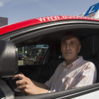 Fernando Blanco, presidente provincial de la asociación de autoescuelas, en el coche de su centro de formación. FERNANDO OTERO