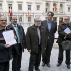 Los representantes de asociaciones de internautas posan junto al escrito.