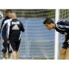 Cristiano Ronaldo golpea un balón de cabeza en el entrenamiento de hoy