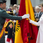 La reina entrega a un teniente coronel la nueva bandera de la XI Zona de la Guardia Civil.