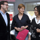 La nueva candidata de UPyD, Carolina Martín, en el centro, con otros miembros de su partido, ayer.