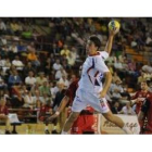 El ademarista Stranovsky a punto de lanzar el balón a la portería contraria en el partido contra el