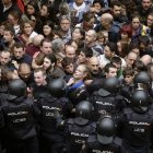 Agentes antidisturbios forman un cordón de seguridad en un colegio de Barcelona el 1-O. A. ESTÉVEZ