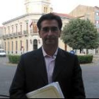 José Manuel Rodríguez posa en la plaza Mayor de La Bañeza en una imagen de archivo