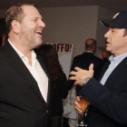 El productor de cine Harvey Weinstein (izquierda) y el actor Kevin Spacey, acusados de acoso sexual