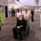 Unos pasajeros del «Aurora» abandonan el barco tras atracar en Gibraltar