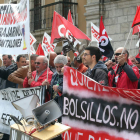 Nueva protesta de los trabajadores ante el Ayuntamiento. A. F. B.