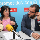 Ángela Marqués, ayer con el senador Ibán García.