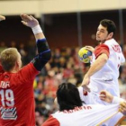 Entrerríos controla el balón ante el danés Rene Toft Hansen.