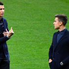 Cristiano Ronaldo (i) charla con Paulo Dybala en sobre el césped del Metropolitano.