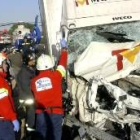 Las unidades de rescate, en plena actividad en el accidente en Sahagún
