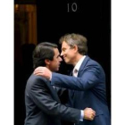 Aznar y Blair se saludan durante una visita del primero a Londres