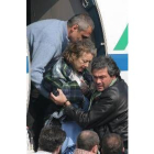 La periodista Giuliana Sgrena es ayudada a descender del avión