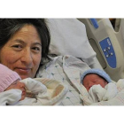 Yaleni Tohalino posa con sus gemelos Lorraine, nacida en el 2013, y Brandon, nacido en el 2014.