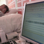 Un paciente durante un estudio del sueño, en una imagen de archivo.