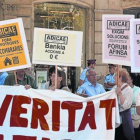 Concentración de afectados por las cláusulas suelo y las preferentes ante la sede de la Oficina de la Comisión Europea en Barcelona, en el 2013.