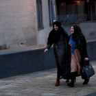 Mujeres musulmanas cerca de una mezquita de Rotterdam.