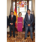 La ministra, ayer, con los representantes salmantinos.