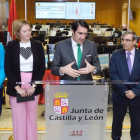 El consejero de Fomento y Medio Ambiente de Castilla y León, Juan Carlos Suárez-Quiñones (c), presenta en rueda el balance del 1112. NACHO GALLEGO