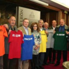 La concejala con los representantes de los clubes de bolos.