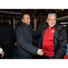 Los entrenadores del Córdoba, José Luis Oltra, y de la Ponferradina, Fabri, se saludan en El Toralín. L. DE LA MATA