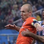 Mascherano encima a Robben.