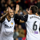 Zaza y Maksimovic, celebran el tercer gol valencianista. KAI FÖRSTERLING