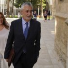 Griñán, seguido de la consejera andaluza de la Presidencia e Igualdad, Susana Díaz.
