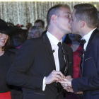 Vincent y Bruno se besan tras convertirse en los primeros hombres que se casan en Francia.