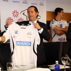 El vicepresidente de Abanca, Juan Carlos Escotet, sostiene la camiseta personalizada que recibió como regalo del Ademar