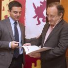 Juan Zapatero Gómez  y Francisco Somoza presentan las becas de formación artística. MONTESINOS