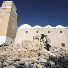 Imagen de una mezquita de Trípoli bombardeada.  SABRI ELMHEDWI