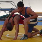 El luchador Carlos González (de azul), debuta hoy en greco.