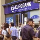 Los clientes del banco Eurobank hacían cola a finales de julio para intentar recuperar su dinero